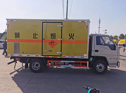 宝清爆破器材运输车工人安全操作规范与智能技术保障